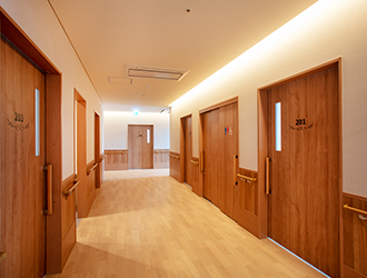 陽の光がさす明るい廊下